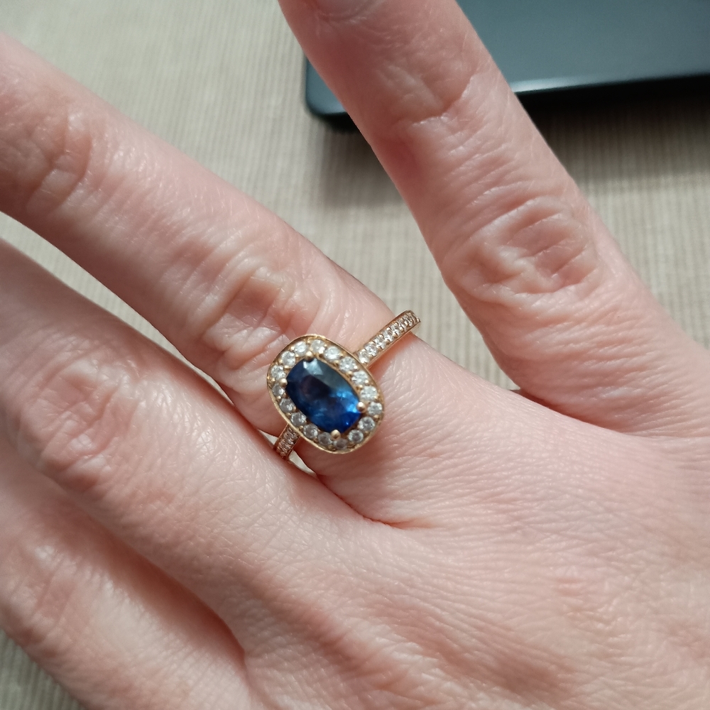 Exquisite cushion cut blue sapphire (1.41 ct) ring with diamonds and 18k gold